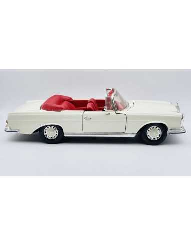 Mercedes-Benz 280 SE Année de construction 1967 blanc crème 1:18 Maisto