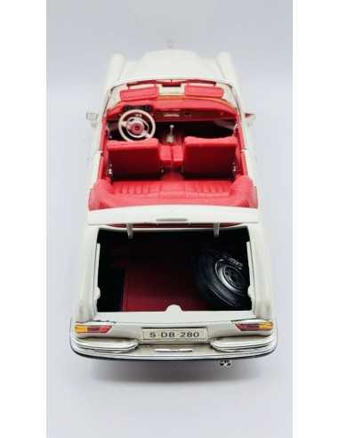 Mercedes-Benz 280 SE Anno 1967 bianco crema 1:18 Maisto