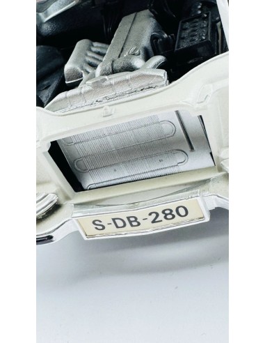 Mercedes-Benz 280 SE Year 1967 cream white 1:18 Maisto