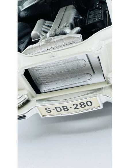Mercedes-Benz 280 SE Anno 1967 bianco crema 1:18 Maisto