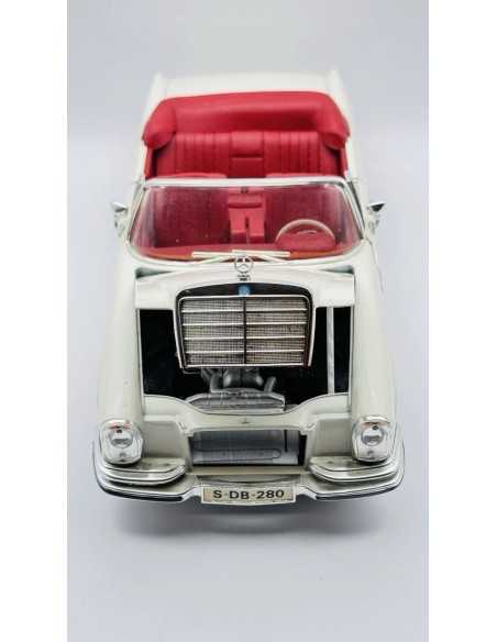 Mercedes-Benz 280 SE Bouwjaar 1967 crèmewit 1:18 Maisto