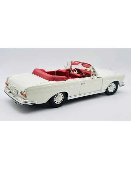 Mercedes-Benz 280 SE Bouwjaar 1967 crèmewit 1:18 Maisto