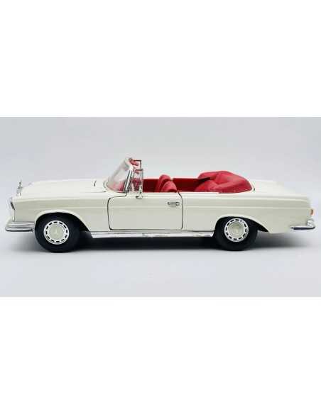 Mercedes-Benz 280 SE Bouwjaar 1967 crèmewit 1:18 Maisto