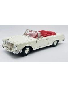 Mercedes-Benz 280 SE Baujahr 1967 cremeweiß 1:18 Maisto