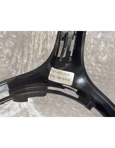 Soporte de parrilla delantera Mercedes-Benz Clase C W206 – Pieza original OEM A2068885000 (9040)